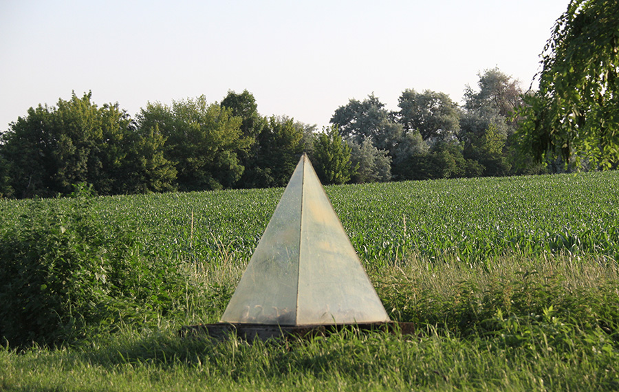 Skulptur "Pyramide" im Skulpturenpark auf der Fluchtstraße Andau