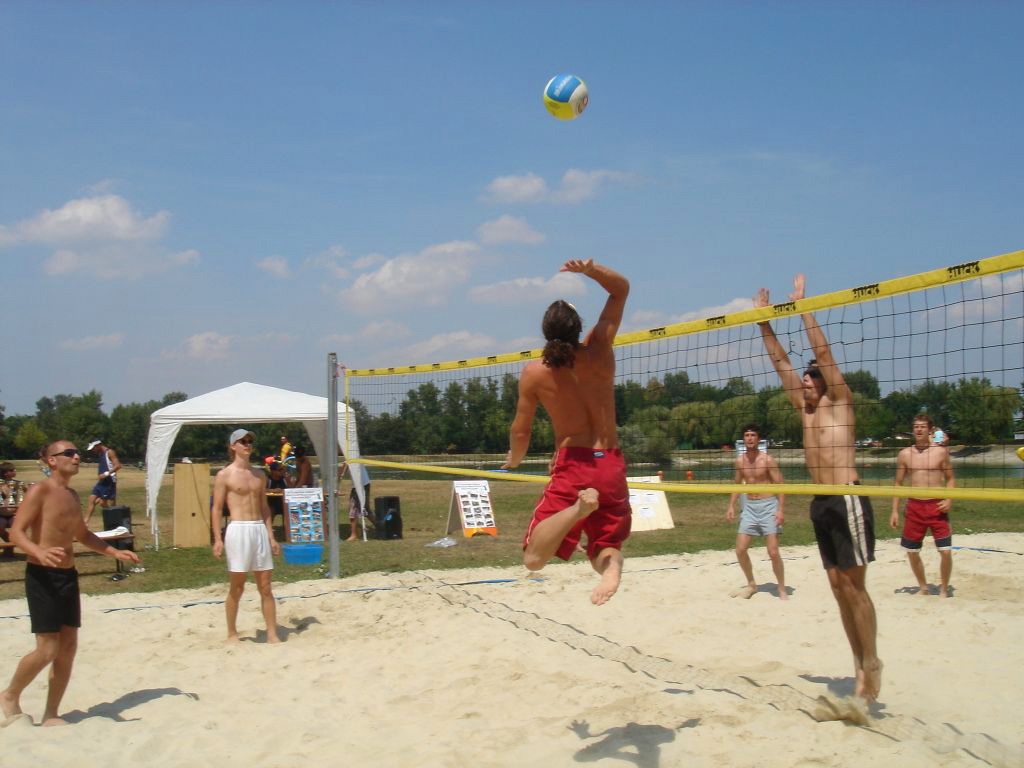 Jugenliche spielen Volleyball am Beachvolleyball-Platz in Andau