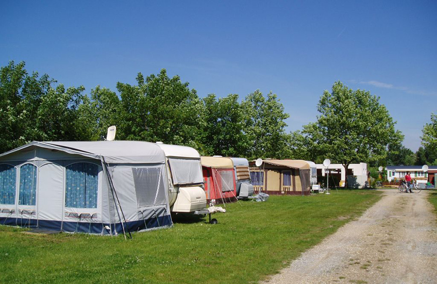 Zelte und Wohnwägen am Campingplatz Andau