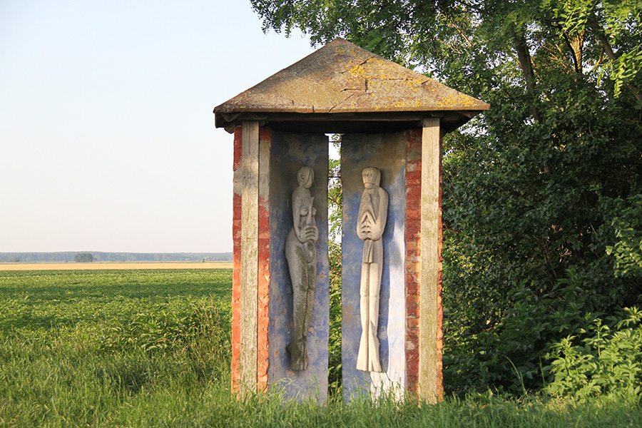 Zwei Figuren aus Stein in einer Hütte an der Andauer Fluchtstraße