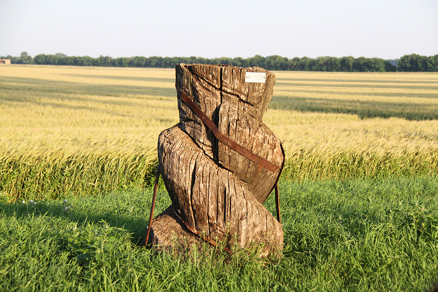 Skulptur aus Holz und Eisen an der Andauer Fluchtstraße