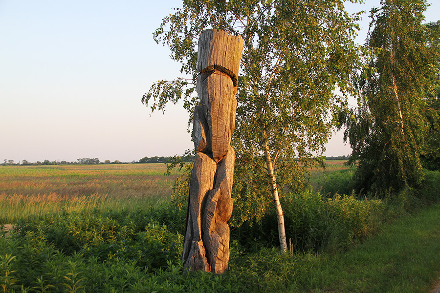 Skulptur aus Holz im Skulpturenpark an der Fluchtstraße in Andau
