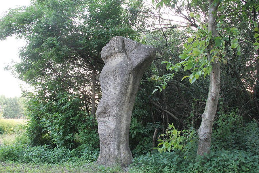 Figur aus Stein im Skulpturenpark an der Fluchtstraße in Andau
