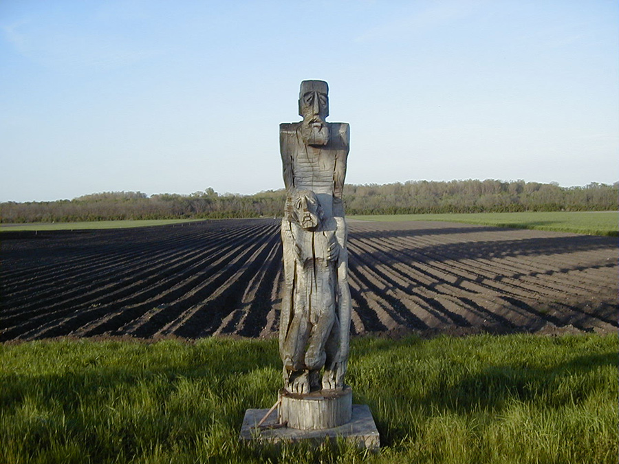 Skulptur aus zwei menschlichen Figuren aus Holz im Skulpturenpark an der Fluchtstraße in Andau