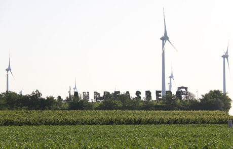 Der Andauer Andreasberg mit Windrädern im Hintergrund