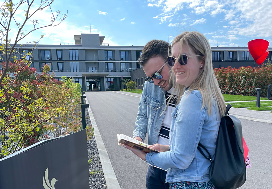 Junges Paar in Andau beim Lake Escape