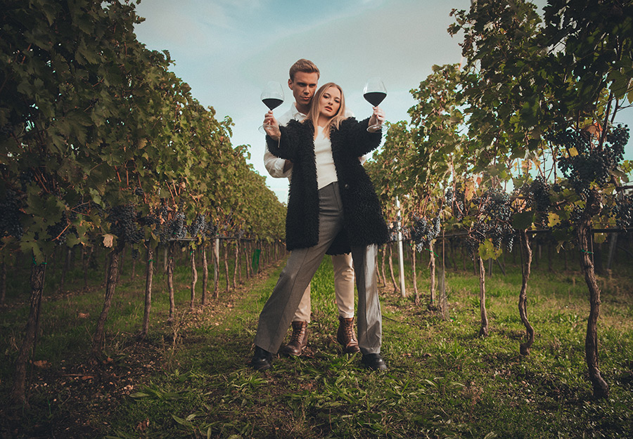 Junges Paar im Weingarten beim Weinerlebnis Andau