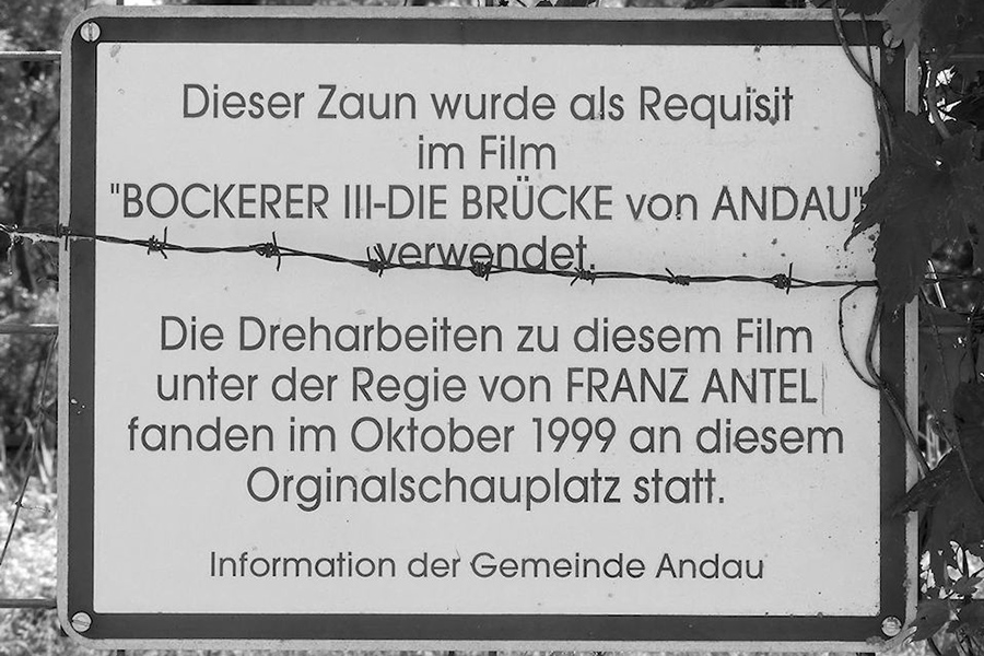 Infotafel "Der Bockerer III" an einem Zaun in Andau