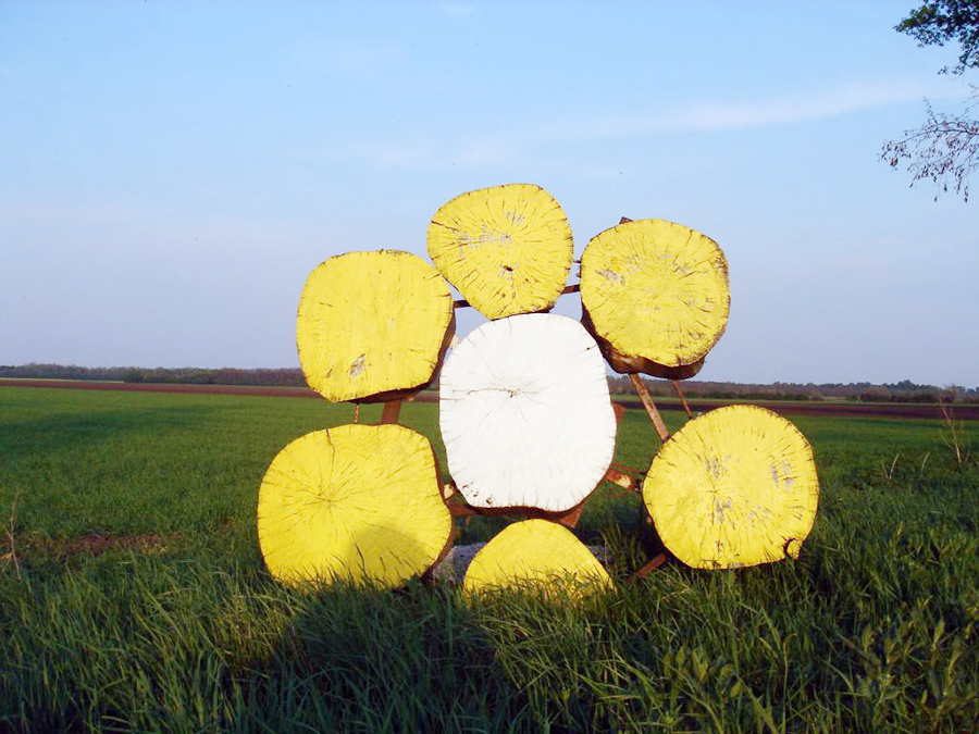 Skulptur Holzblume an der Fluchtstraße in Andau